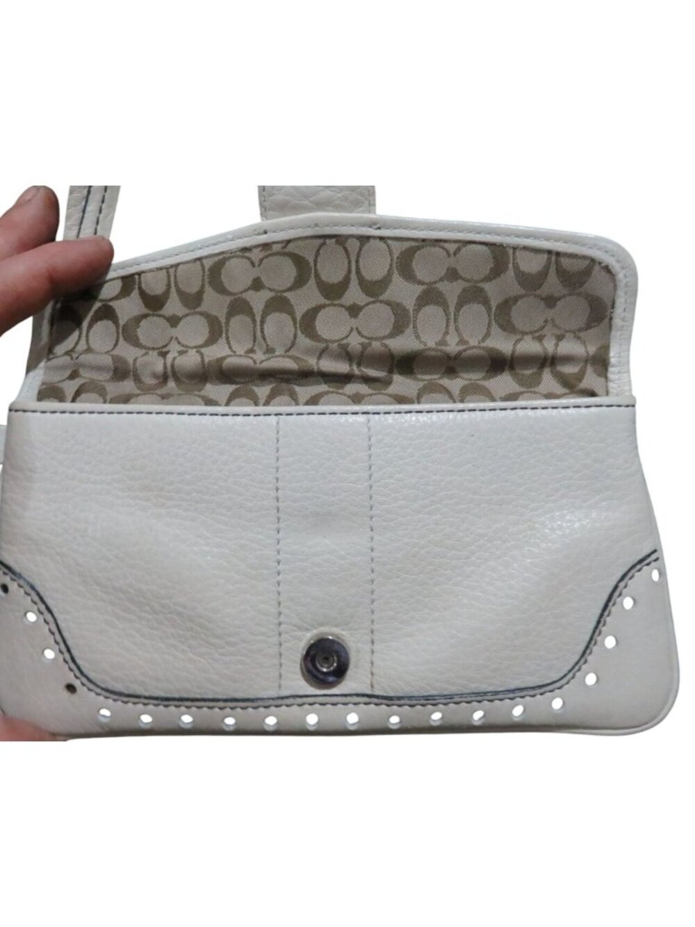Coach White Pebbled Leather Buckle and Stud Embellished Wristlet Pouch & hangtag - Picture 3 of 7